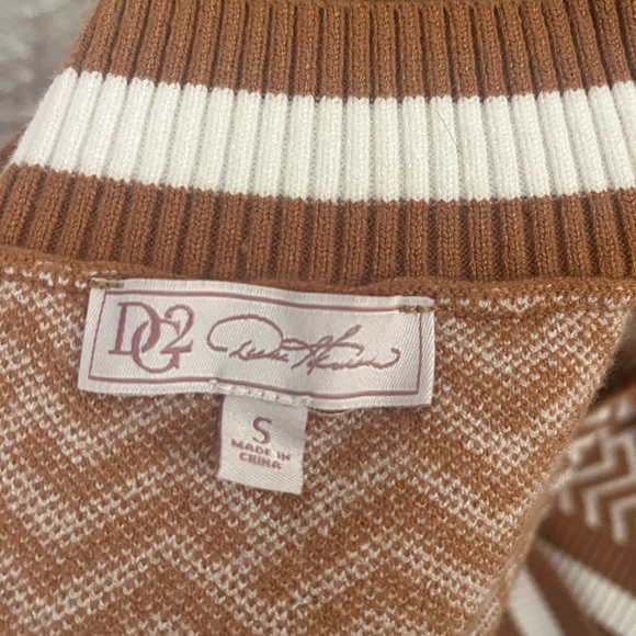 Diane Gilman Brown and White Knit Sweater with matching fabric belt - Picture 4 of 4